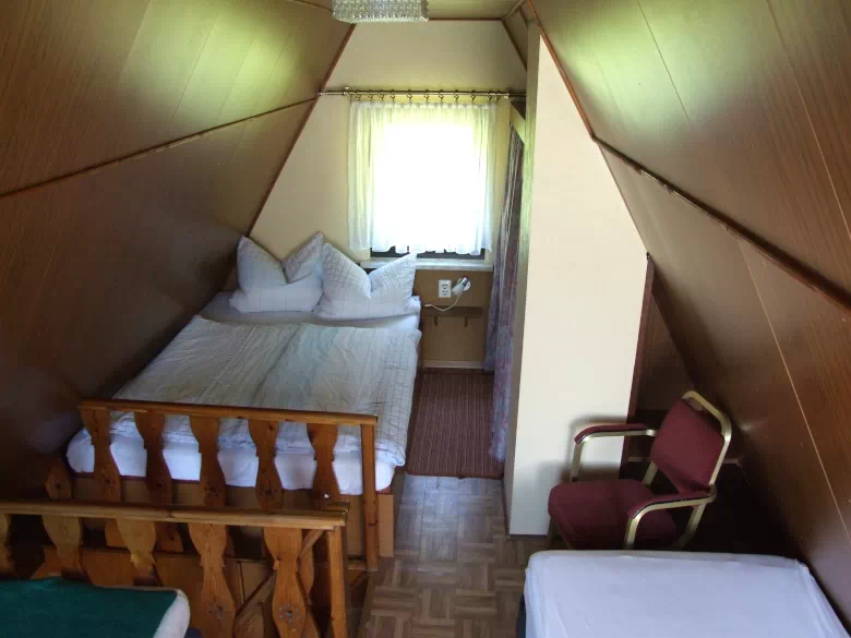 Finnhuette / Ferienhaus mit Doppelbett und zwei Einzelbetten